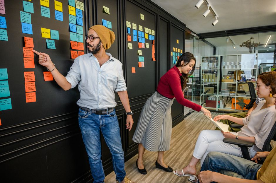 Gestion de projet agile en PME — équipe collaborant sur un tableau de bord