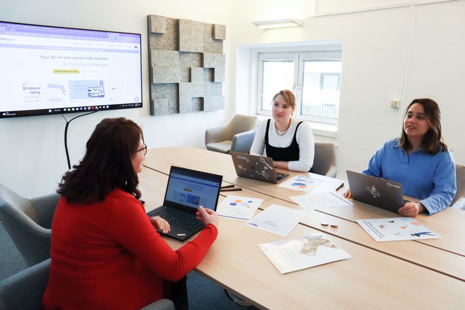 Marketing digital personnalisé — ordinateur et données clients