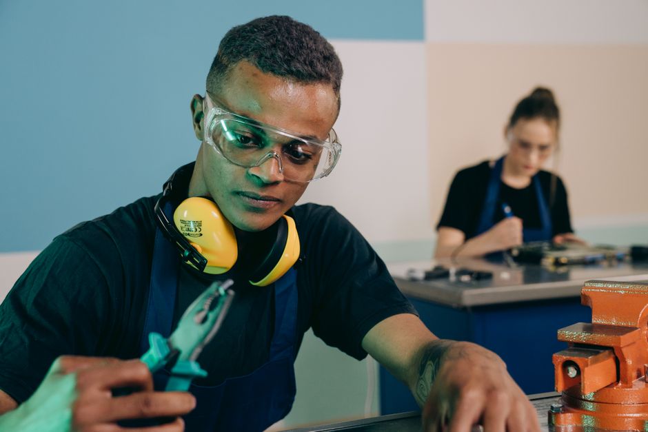 Technicien de maintenance au travail